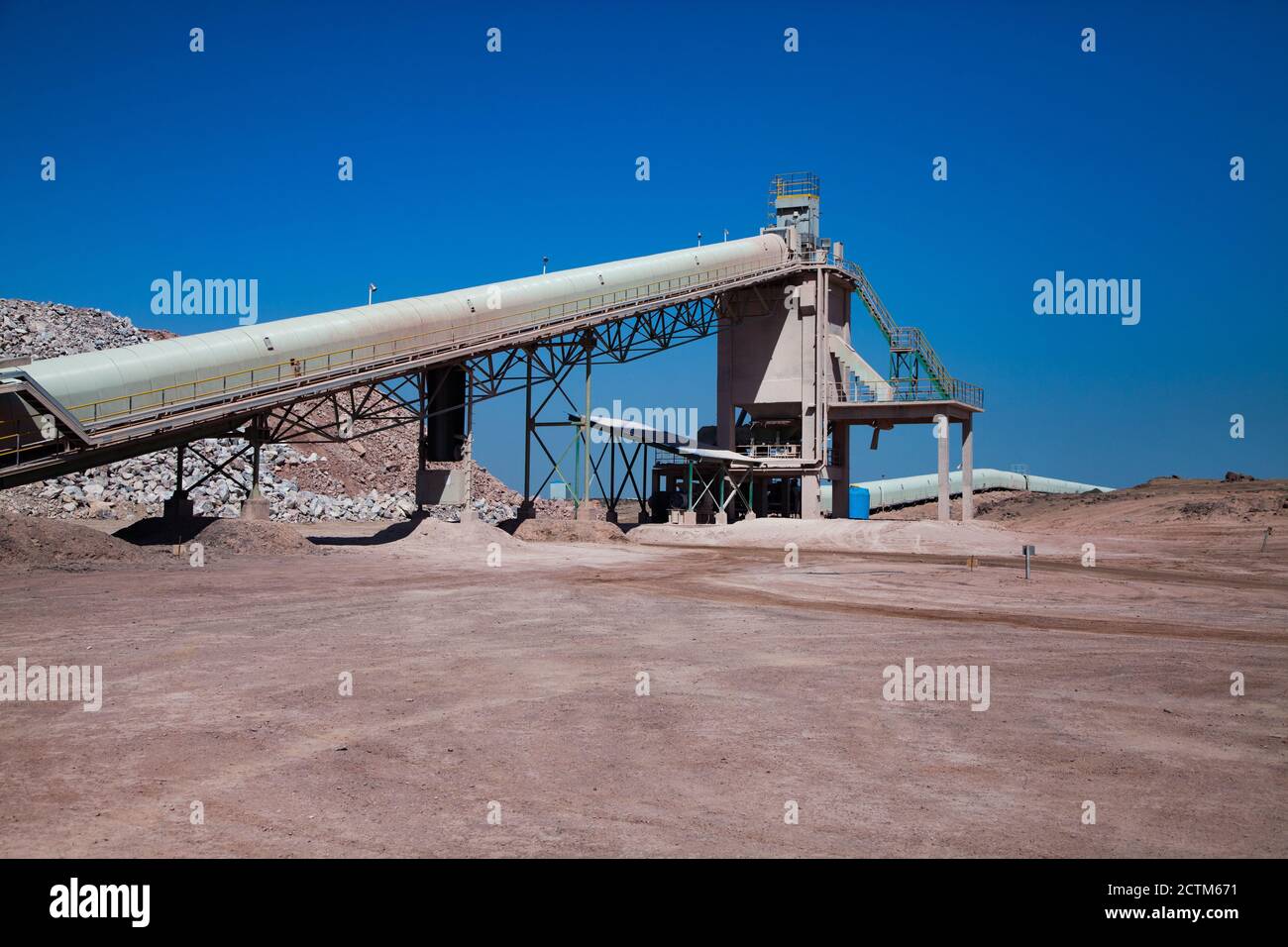 Mynaral/Kasachstan - April 23 2012: Bergwerk (Steinbruch) des Kalkminerals Jambyl Zementanlage, Förderband und Trichter auf klarem blauen Himmel. Stockfoto