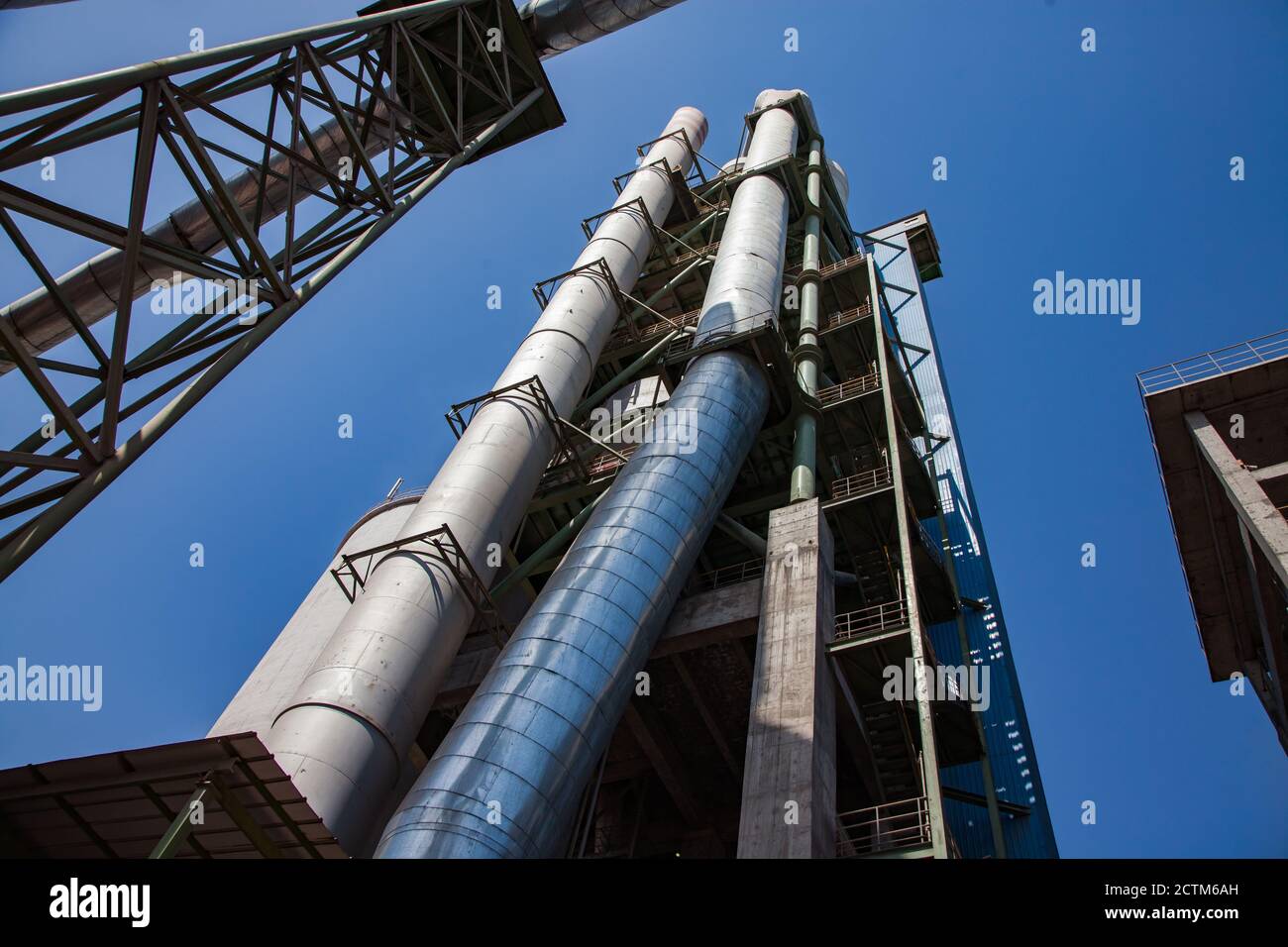 Mynaral/Kasachstan - April 23 2012: Moderne Zementanlage von Jambyl. Das Silo und die Rohre am klaren blauen Himmel. Weitwinkelobjektiv. Stockfoto