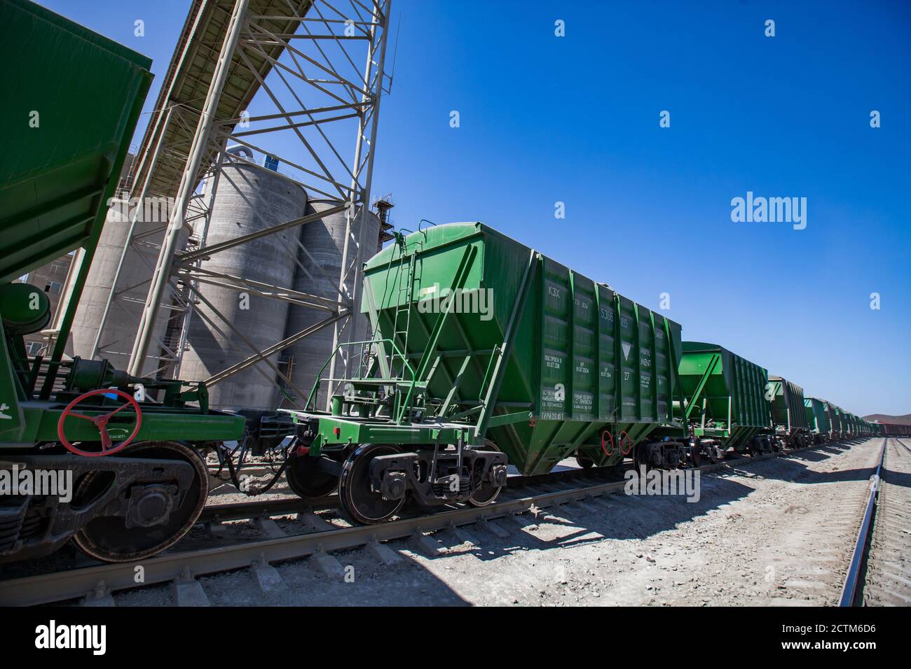 Mynaral/Kasachstan - April 23 2012: Moderne Zementanlage in der Wüste. Güterbahnterminal und Zementtürme oder Silo. Stockfoto