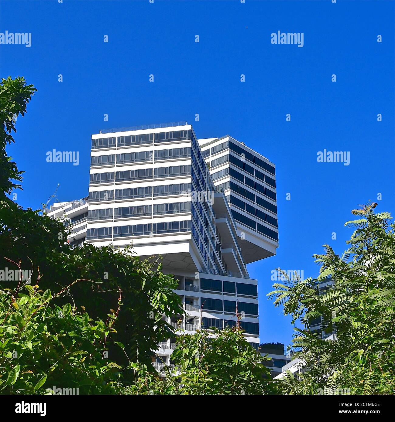 Moderne Apartments, die wie ein Haufen von Blöcken aussehen. Stockfoto