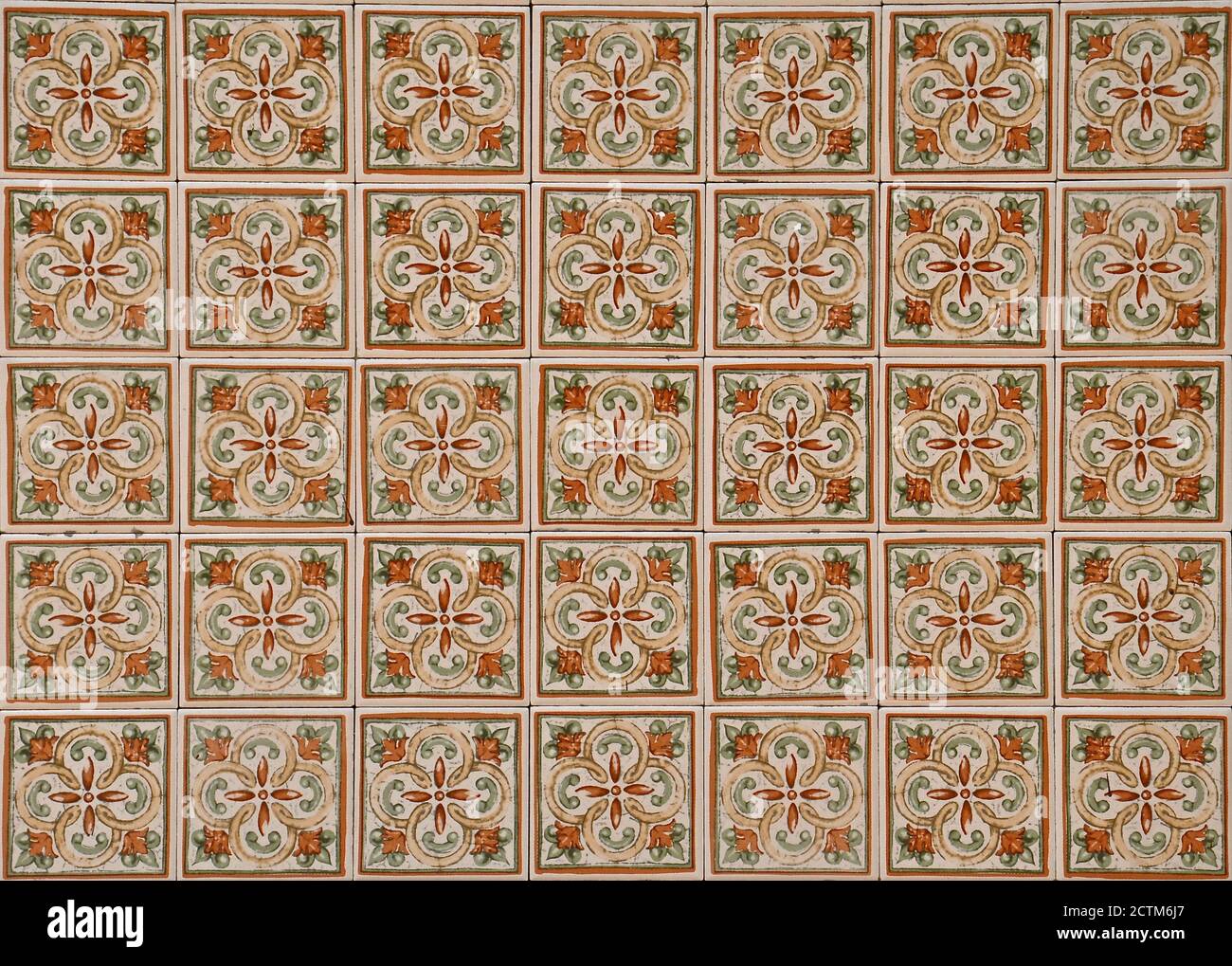 Geometrisches Muster Fliesen-Design in Braun und Grün. Typisch für die gefliesten Mosaiken an der Fassade der traditionellen peranakan Stil Ladenhäuser. Stockfoto