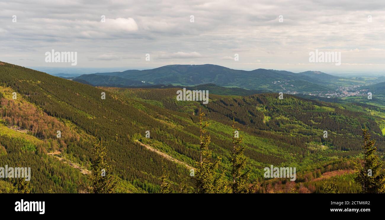 Blick auf Jesenik und Rychlebske hory Berge von Tocnik Hügel über Bela pod Pradedem in Jeseniky Gebirge in der Tschechischen republik Stockfoto