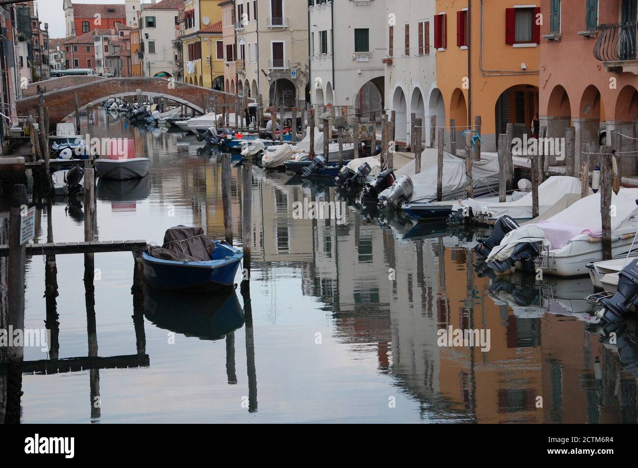 Bunte Häuser spiegeln sich auf dem Wasser im Kanal von Chioggia In der Lagune von Venedig Stockfoto