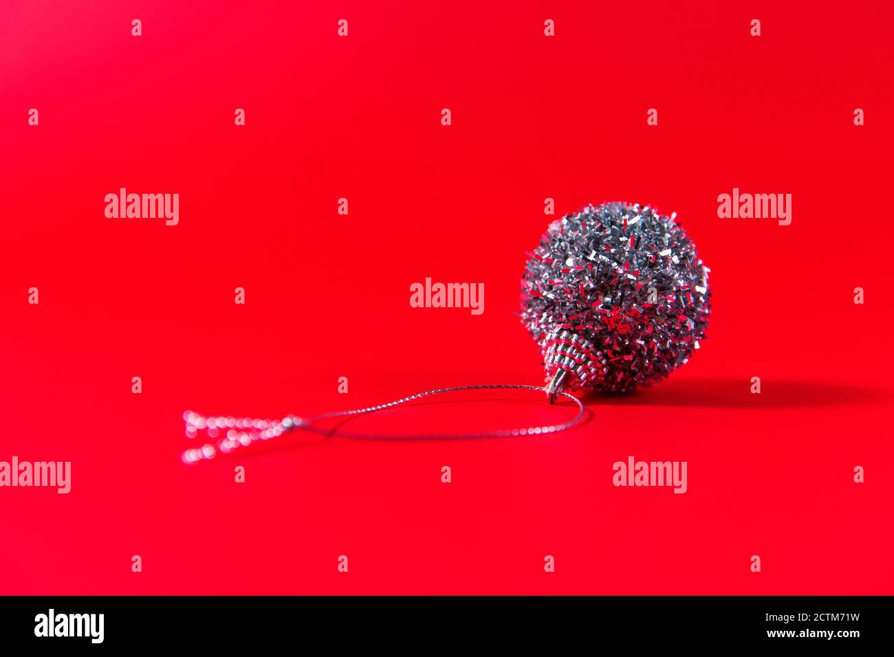 Gegenstand einer Weihnachtsdekoration auf einem roten soliden Hintergrund. Stockfoto
