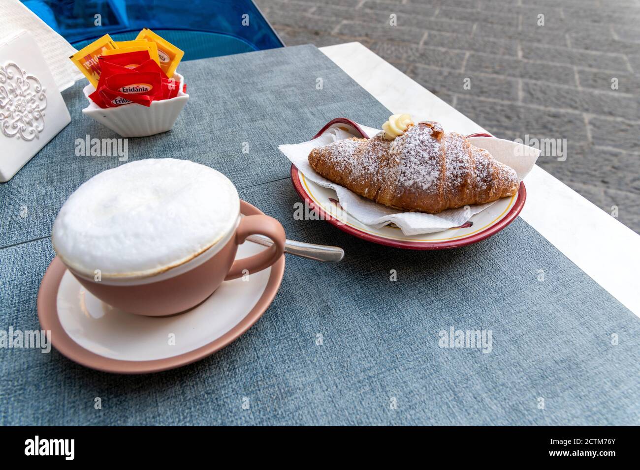 Tasse Cappuccino und Croissant in einem Café serviert, Atrani, Amalfiküste, Kampanien, Italien Stockfoto