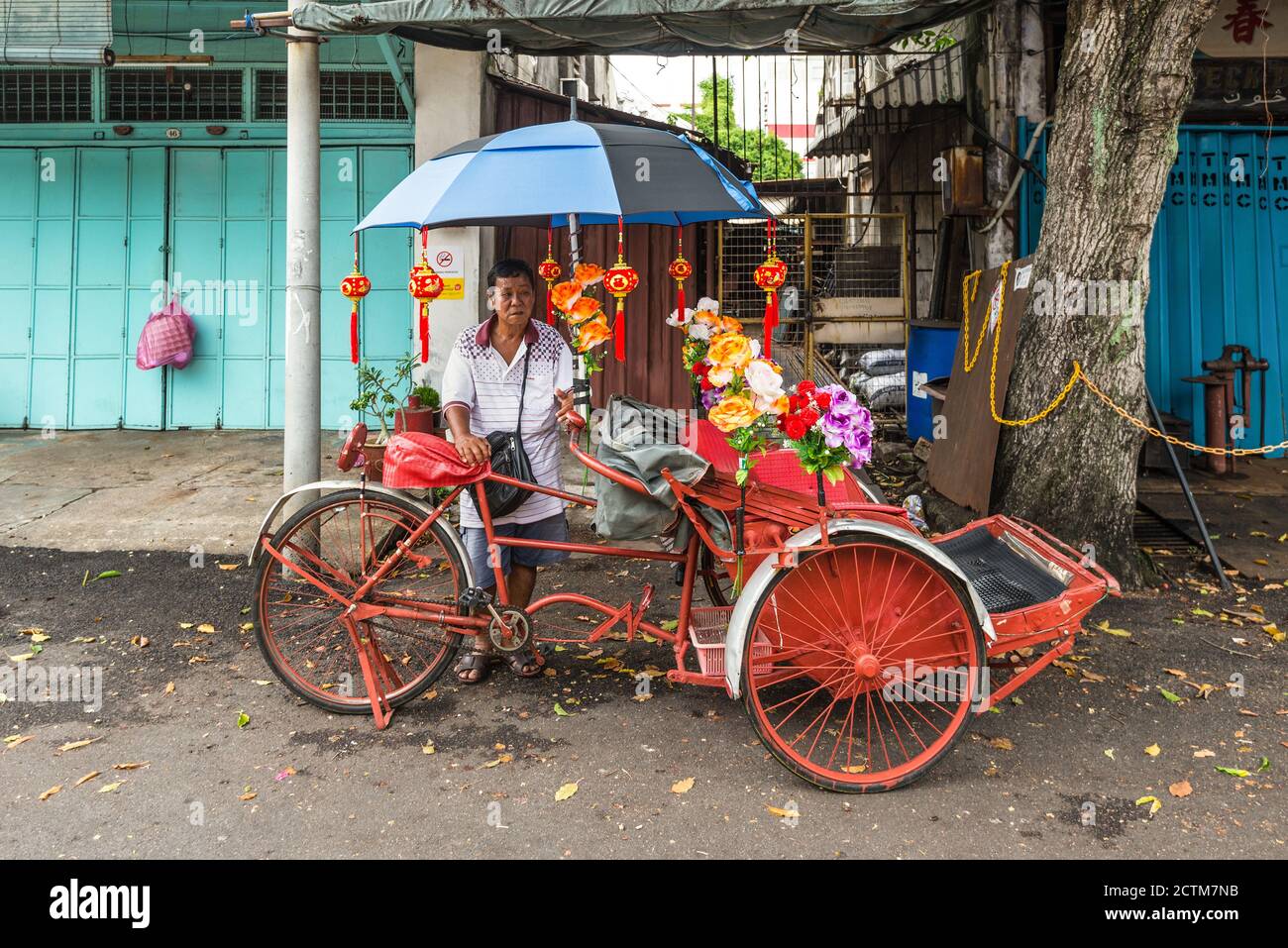 George Town, Penang, Malaysia - 1. Dezember 2019: Straßenleben von Trishaw Fahrer in George Town, Penang, Malaysia. Es ist jetzt ein Teil der Stadt livin Stockfoto