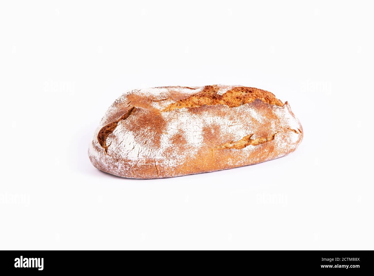 Laib Brot isoliert auf weißem Hintergrund. Rustikales knuspriges Brot, lecker und natürlich. Draufsicht. Stockfoto