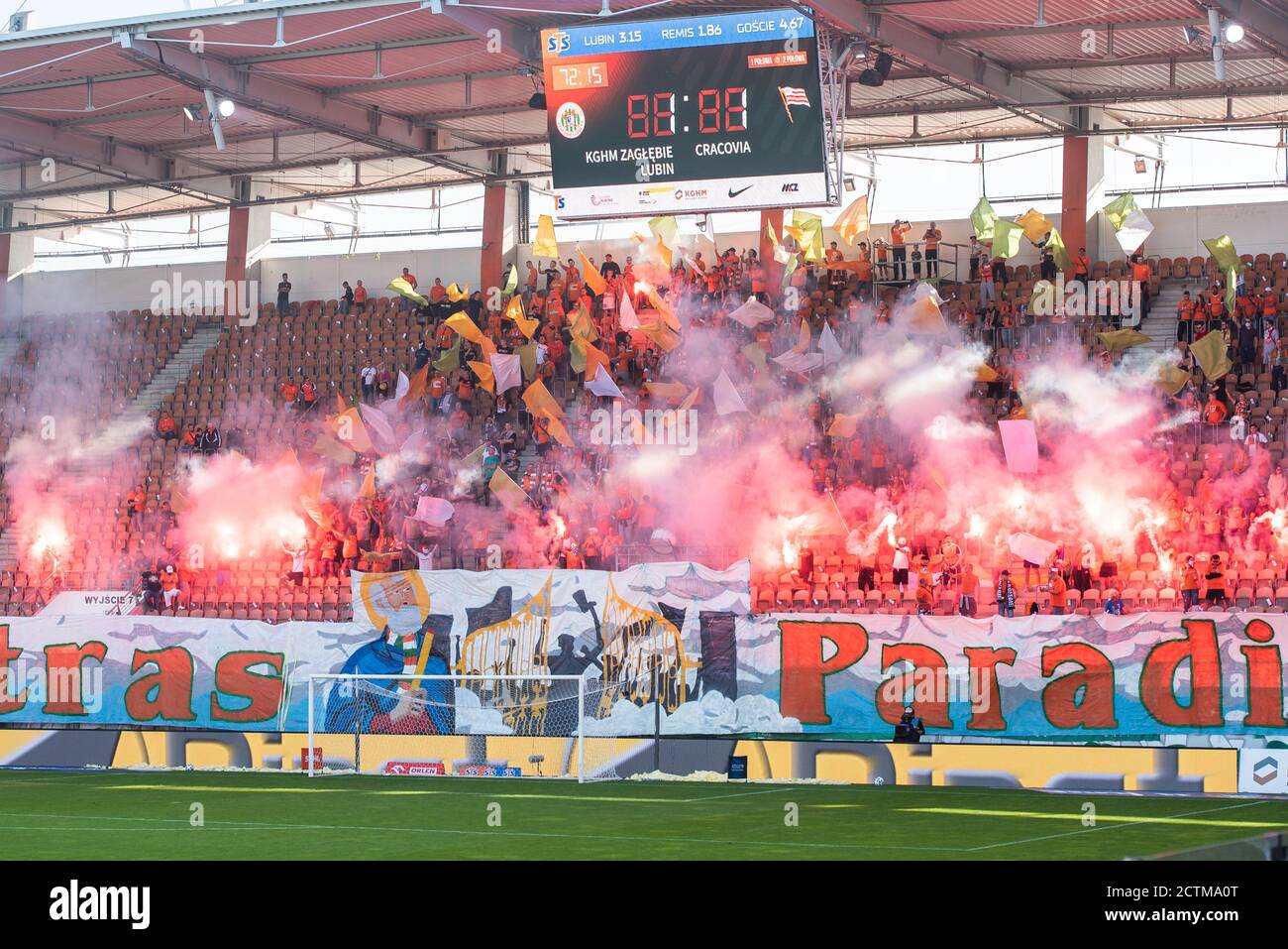 LUBIN, POLEN - 20. SEPTEMBER 2020: Spiel der polnischen Fußball-Topliga PKO Ekstraklasa zwischen KGHM Zaglebie Lubin gegen Cracovia 1:1. Unterstützer von Zagleb Stockfoto