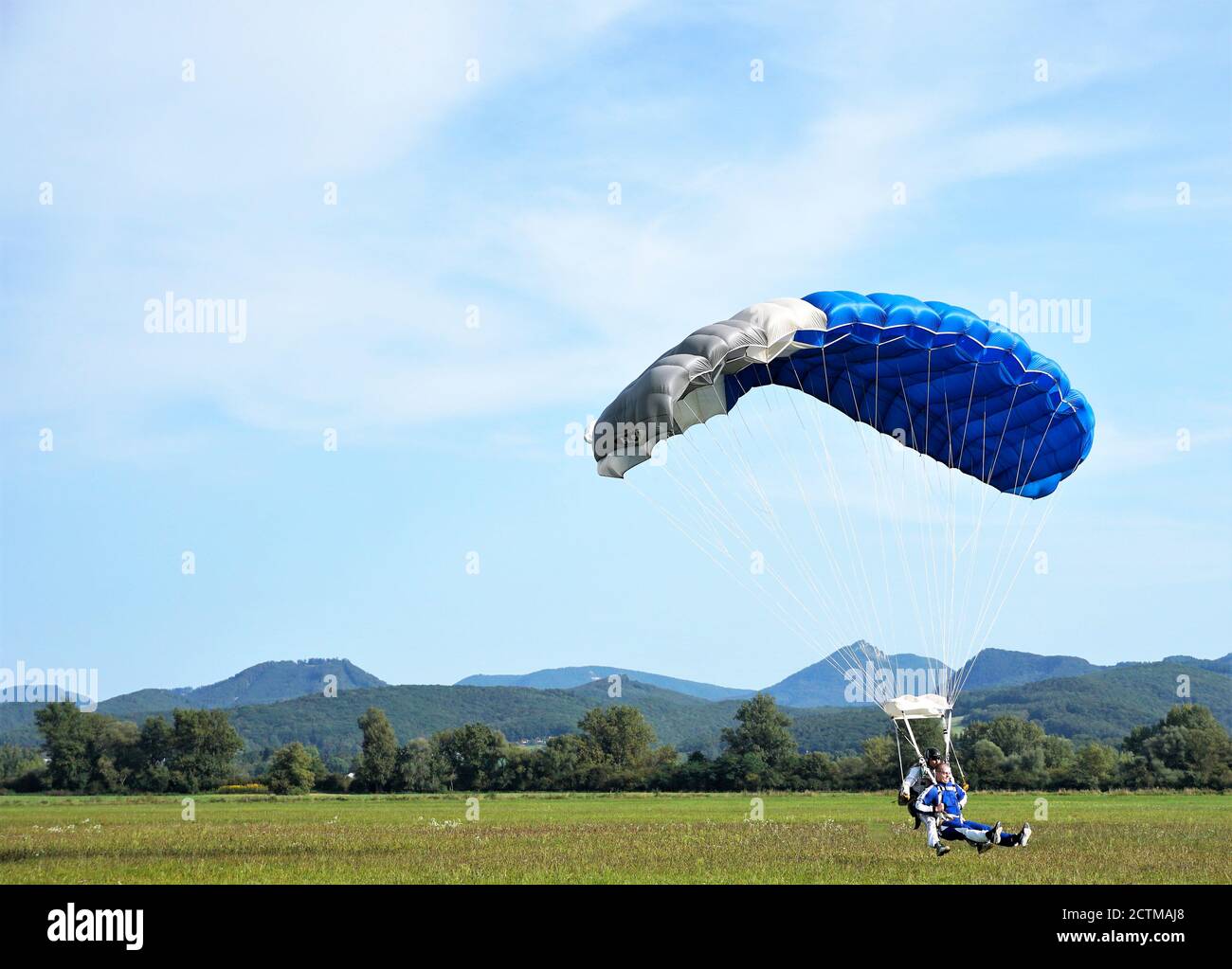 Tandem Fallschirmsprung kurz vor der Landung in der Slowakei am 20. September 21020 im Slavnica Aeroklub. Stockfoto