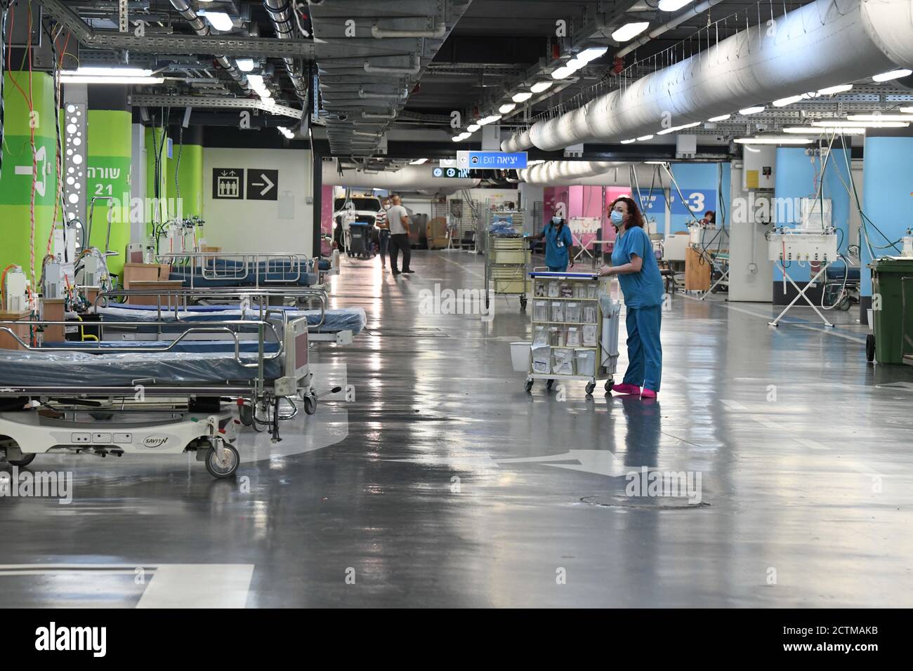 (200924) -- HAIFA, 24. September 2020 (Xinhua) -- Medizinische Arbeiter bereiten sich auf die Eröffnung einer neuen COVID-19 Station vor, die am 23. September 2020 von einer Tiefgarage auf dem Rambam Health Care Campus in der nordisraelischen Stadt Haifa umgestaltet wurde. Das israelische Gesundheitsministerium meldete am Mittwoch 11,316 neue Coronavirus-Fälle, womit die Gesamtzahl der bestätigten Fälle auf 204,690 anwachsen würde. Die Gesamtzahl der Todesfälle erreichte 1,325, mit 40 neuen Todesfällen, während die Zahl der Patienten in ernstem Zustand von 668 auf 657 zurückging, von 1,370 Patienten, die derzeit hospitalisiert sind. (JINI via Xinhua) Stockfoto