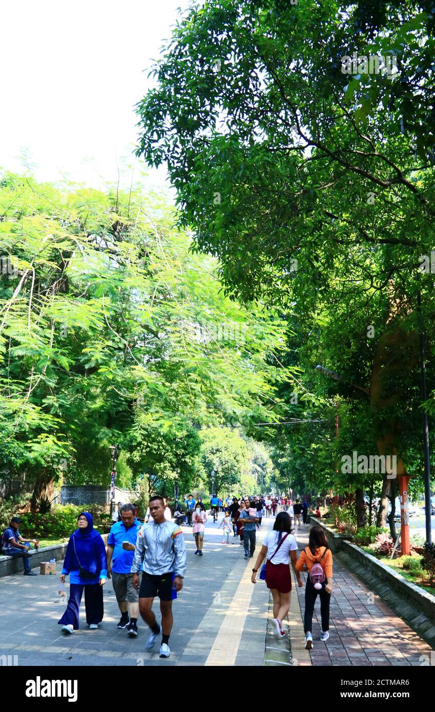 Bogor, Indonesien - 20. Oktober 2019: Menschen trainieren auf dem Bürgersteig neben dem Botanischen Garten Bogor. Stockfoto