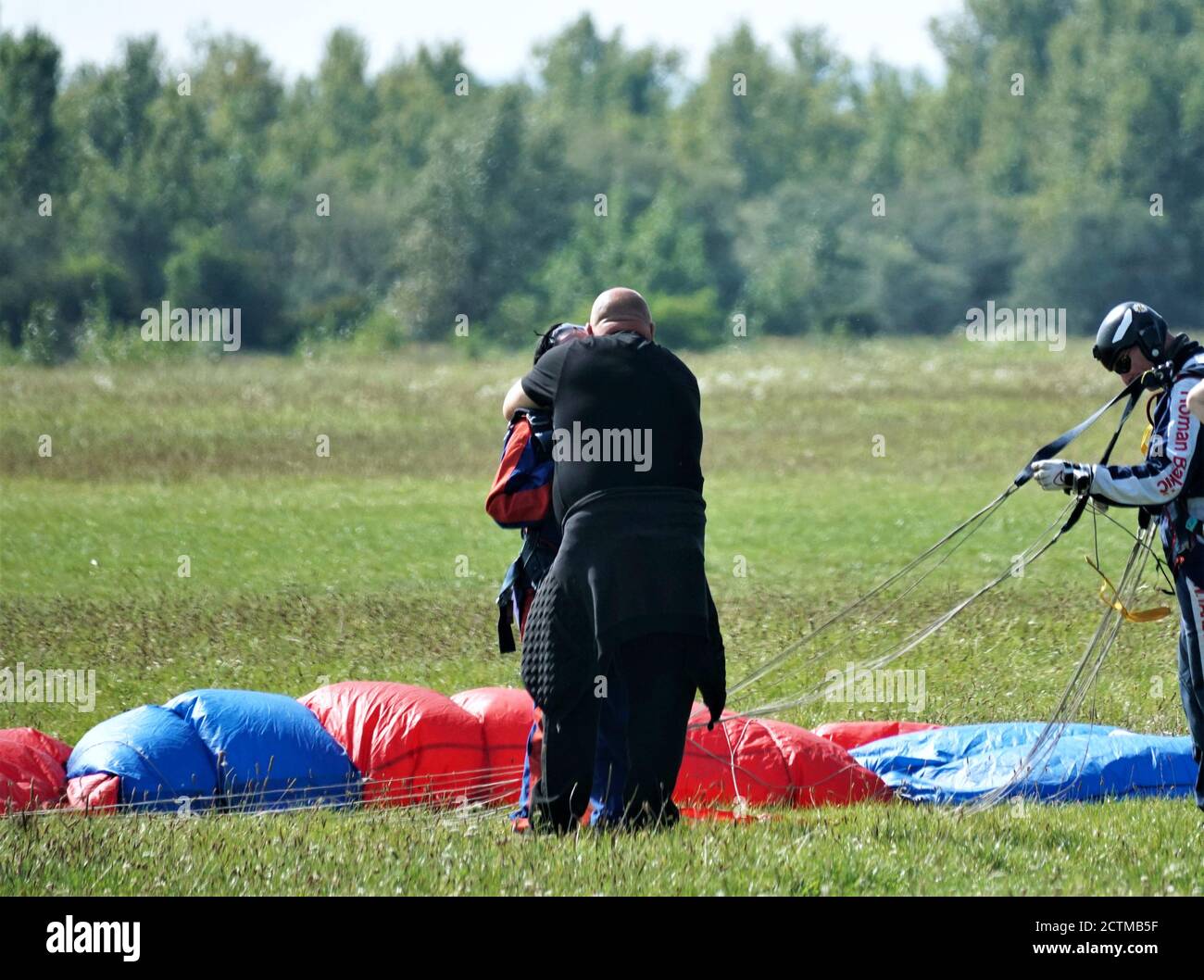 Tandem Fallschirm springen Emotionen kurz nach dem Moment der Landung bunten Schuss in Slavnica, Slowakei am 19. September 2020. Action-Kamera verwenden. Stockfoto