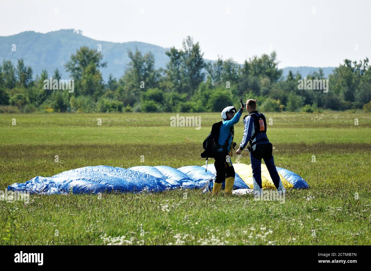 Tandem Fallschirm springen Emotionen kurz nach dem Moment der Landung bunten Schuss in Slavnica, Slowakei am 19. September 2020. Action-Kamera verwenden. Stockfoto