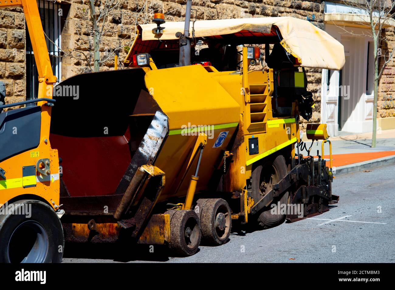 Asphalt Pflasterung Maschine auf Baustelle Stockfoto