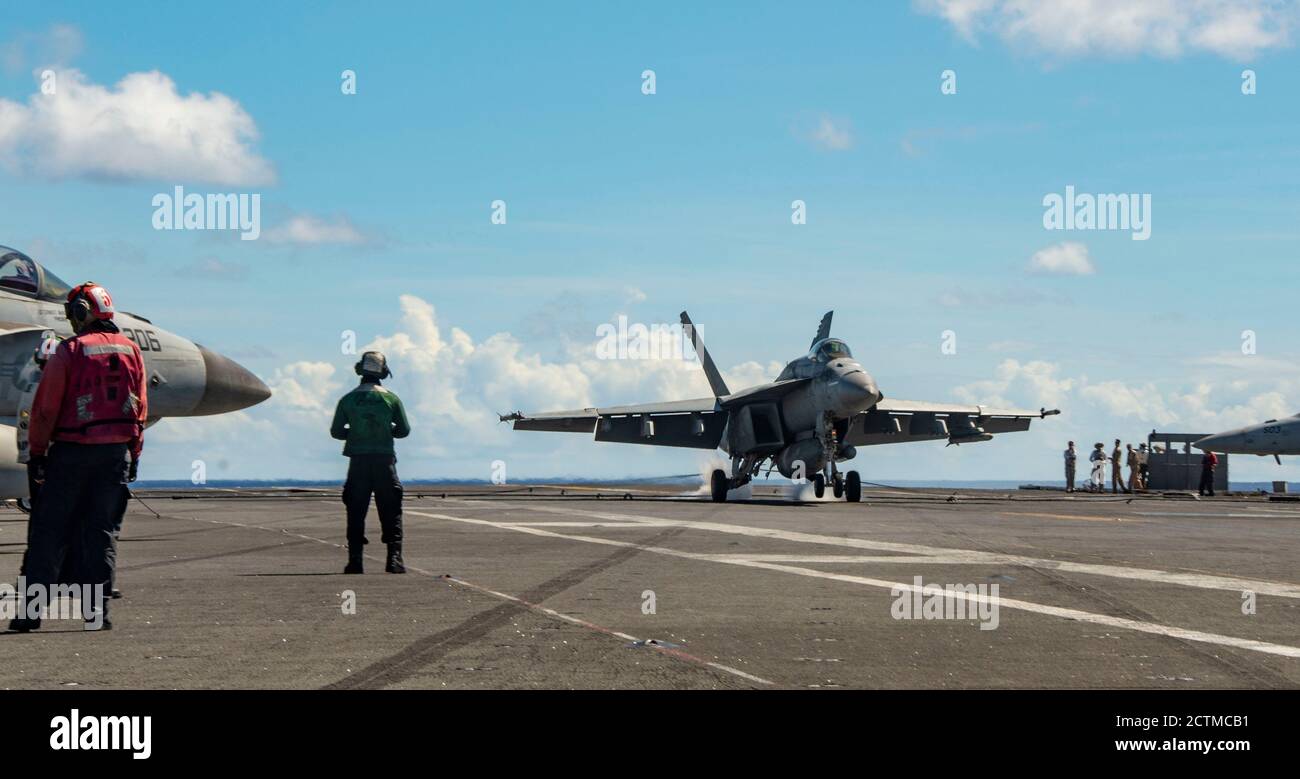 200923-N-DL524-1124 PHILIPPINE SEA (SEPT 23, 2020) ein F/A-18E Super Hornet, das an die Adler des Strike Fighter Squadron (VFA) 115 angeschlossen ist, landet auf dem Flugdeck des einzigen vorwärts eingesetzten Flugzeugträgers USS Ronald Reagan (CVN 76) der Marine zur Unterstützung von Valiant Shield 2020. Valiant Shield ist ein US-amerikanisches, zweijähriges Field Training Exercise (FTX) mit dem Schwerpunkt auf der Integration von gemeinsamen Schulungen in einer Blue-Water-Umgebung unter US-Streitkräften. Diese Schulung ermöglicht die praktische Erlangerkennung gemeinsamer Kräfte durch das Aufspüren, Auffinden, Aufspüren und Einbinden von Einheiten auf See, in der Luft, an Land und Stockfoto