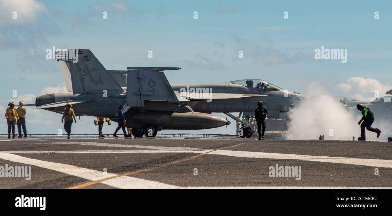 200923-N-DL524-1081 PHILIPPINE SEA (SEPT 23, 2020) Segler schleppen eine F/A-18E Super Hornet, befestigt an der Royal Maces of Strike Fighter Squadron (VFA) 27, auf dem Flugdeck des einzigen nach vorne ausgereisten Flugzeugträgers der Marine USS Ronald Reagan (CVN 76) zur Unterstützung von Valiant Shield 2020. Valiant Shield ist ein US-amerikanisches, zweijähriges Field Training Exercise (FTX) mit dem Schwerpunkt auf der Integration von gemeinsamen Schulungen in einer Blue-Water-Umgebung unter US-Streitkräften. Diese Schulung ermöglicht die praktische Erzieltung gemeinsamer Kräfte durch das Erkennen, Auffinden, Aufspüren, Aufspüren und Einbinden von Einheiten auf See, in der Luft, Stockfoto