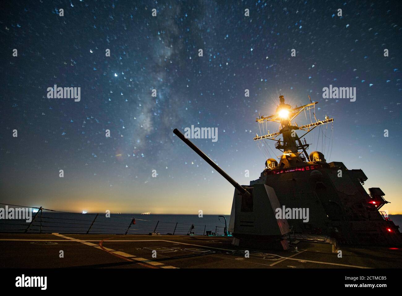 200917-N-NC885-3016 Golf von Oman (17. September 2020) der Arleigh Burke-Klasse Lenkflugkörper-Zerstörer USS Sterett (DDG 104) dampft durch die Nacht im Golf von Oman. Sterett ist Teil der Nimitz Carrier Strike Group und wird im 5. Flottenbereich der USA eingesetzt, um die maritime Stabilität und Sicherheit in der Zentralregion zu gewährleisten. Verbindung des Mittelmeers und des Pazifiks durch den westlichen Indischen Ozean und drei kritische Engpässe für den freien Fluss des globalen Handels. (USA Navy Foto von Mass Communication Specialist Seaman Drace Wilson) Stockfoto