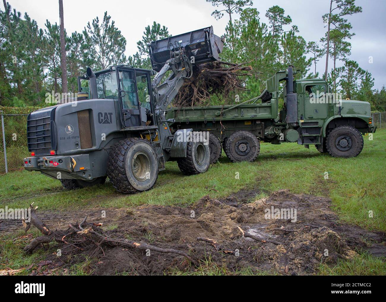 PENSACOLA, Florida. (Sept 23, 2020) Seevögel, die dem Marine Mobile Construction Bataillon (NMCB) 11 zugeordnet sind, betreiben schwere Maschinen an Bord des Naval Hospital Pensacola (NHP). NMCB 11 mit Sitz in Gulfport, Mississippi, wurde nach dem Hurrikan Sally an NHP geschickt, um bei den Wiederauffüllungsbemühungen zu helfen. (USA Navy Foto von Mass Communication Specialist 3rd Class Carter Denton) Stockfoto