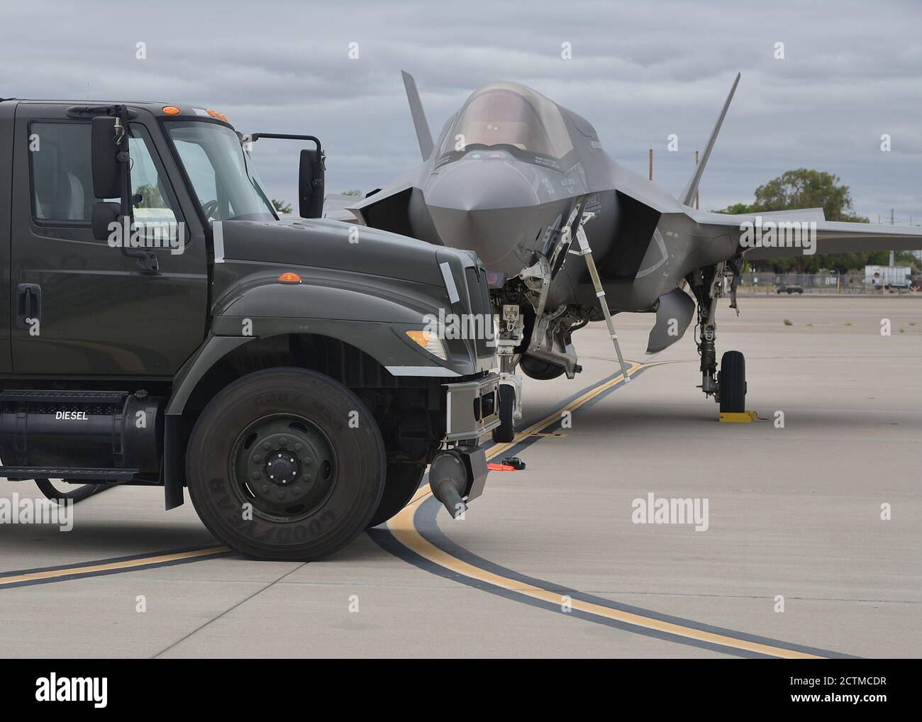 Ein 6,000-Gallonen R-11 Tankwagen von TK&K Services für das 377. Logistics Readiness Squadron betrieben spendet Jet A Kraftstoff an eine US Air Force F-35 Lightning II auf der Fluglinie auf Kirtland Air Force Base, New Mexico, 10. September 2020. Die 377. LRS bietet Kraftstoffservice, komplett per LKW, 24/7/365 für alle zugewiesenen und transienten Militärflugzeuge und Bodenfahrzeuge an Kirtland AFB. (USA Luftwaffe Foto von Todd Berenger) Stockfoto