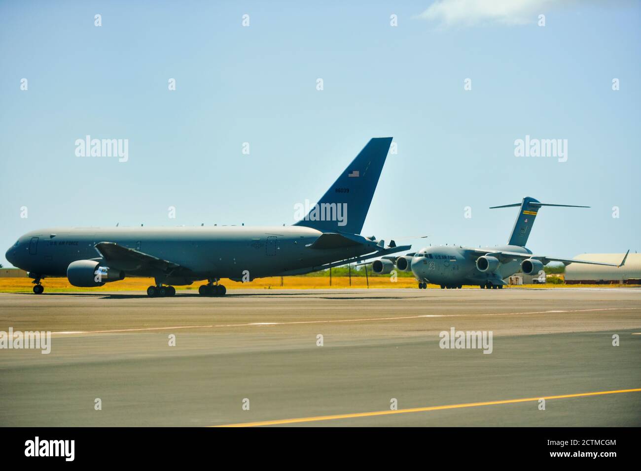 Eine US Air Force KC-46 Pegasus taxis vor einer C-17 Globemaster III zur Unterstützung von Exercise Valiant Shield auf der Joint Base Pearl Harbor-Hickam, Hawaii, 22. September 2020. Valiant Shield ermöglicht es der US-amerikanischen Joint Force, Joint All-Domain Operations-Konzepte durch Übungen und Experimente für die Anwendung im Verantwortungsbereich des Indo-Pazifik-Raums umfassender zu entwickeln. (USA Air Force Foto von Tech. Sgt. Anthony Nelson Junior) Stockfoto
