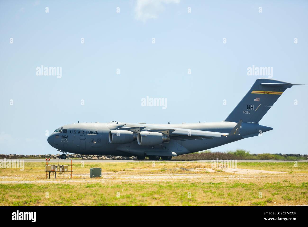 Ein US Air Force C-17 Globemaster III zugewiesen zu den 535. Airlift Squadron Taxis auf der Landebahn zur Unterstützung der Übung Valiant Shield auf Joint Base Pearl Harbor-Hickam, Hawaii, 22. September 2020. Valiant Shield ermöglicht es der US-amerikanischen Joint Force, Joint All-Domain Operations-Konzepte durch Übungen und Experimente für die Anwendung im Verantwortungsbereich des Indo-Pazifik-Raums umfassender zu entwickeln. (USA Air Force Foto von Tech. Sgt. Anthony Nelson Junior) Stockfoto