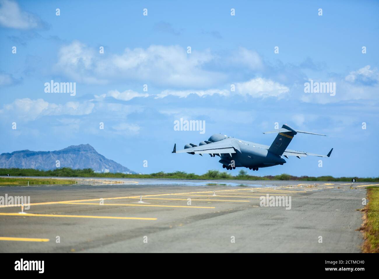 Eine US Air Force C-17 Globemaster III, die dem 535. Airlift Squadron zugewiesen wurde, hebt zur Übung Valiant Shield auf der Joint Base Pearl Harbor-Hickam, Hawaii, 22. September 2020 ab. Valiant Shield ermöglicht es der US-amerikanischen Joint Force, Joint All-Domain Operations-Konzepte durch Übungen und Experimente für die Anwendung im Verantwortungsbereich des Indo-Pazifik-Raums umfassender zu entwickeln. (USA Air Force Foto von Tech. Sgt. Anthony Nelson Junior) Stockfoto