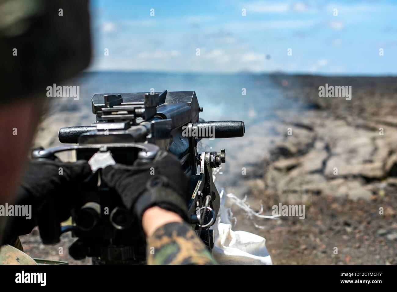 Ein U.S. Marine mit Alpha Battery, 1. Bataillon, 12. Marine Regiment, feuert einen MK-19 Granatwerfer während einer Trainingsveranstaltung an Bord des Pohakuloa Trainingsareals, Hawaii, 19. September 2020. Marines mit 1/12 führten die Ausbildung im Rahmen von Spartan Fury durch, einer Trainingsübung, die die Expeditions- und taktische Fähigkeit der Artillerieeinheit stärken soll. (USA Marine Corps Foto von Sgt. Luke Künnen) Stockfoto