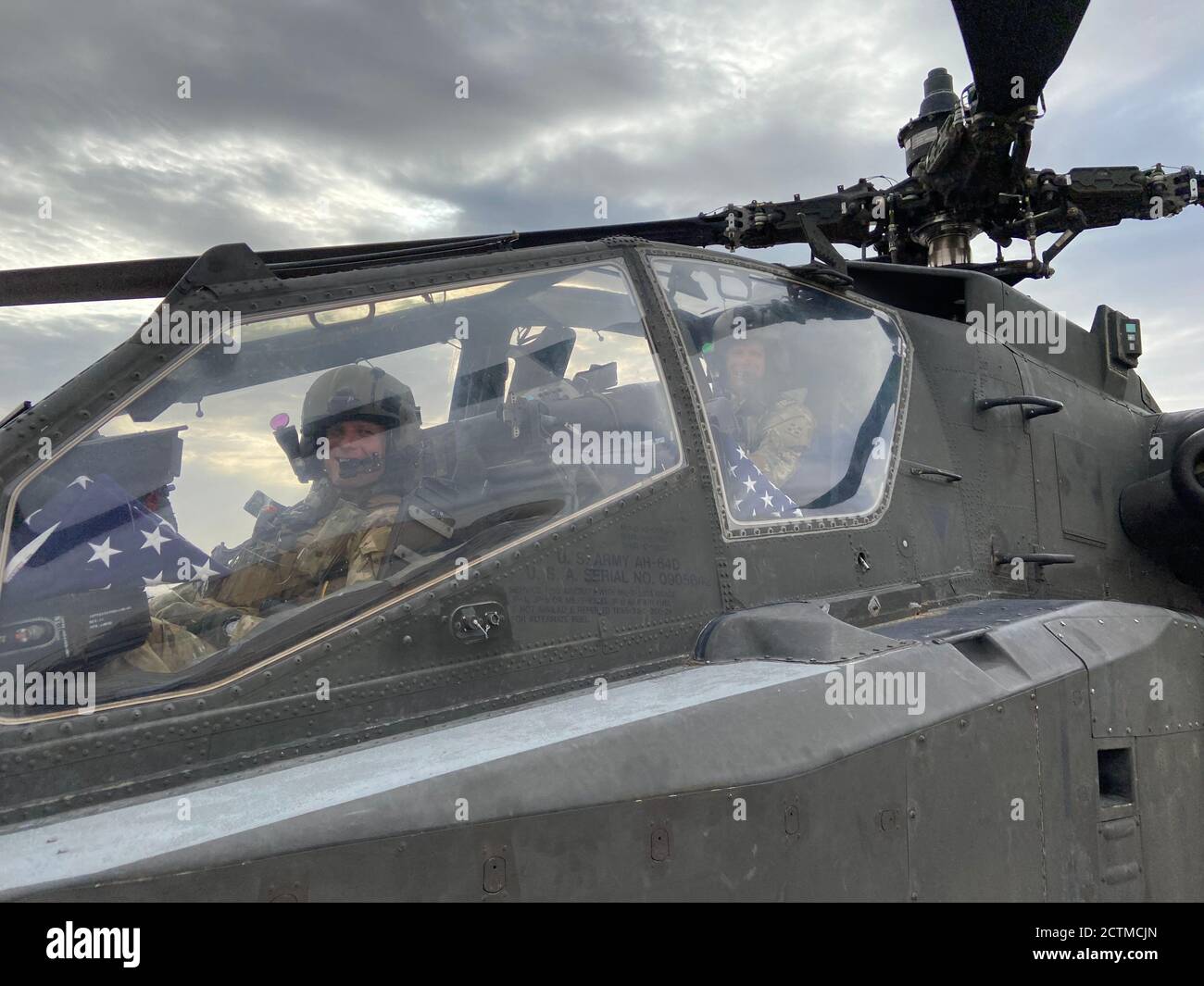 Chief Warrant Officer 4 Isaac Smith (vorne) und Chief Warrant Officer 4 Stewart Smith (hinten) in einem APH-64D Apache-Hubschrauber, 31. August 2020, Mazar-i-Sharif, Afghanistan. (Foto mit freundlicher Genehmigung von CW4 Isaac und Stewart Smith) Stockfoto