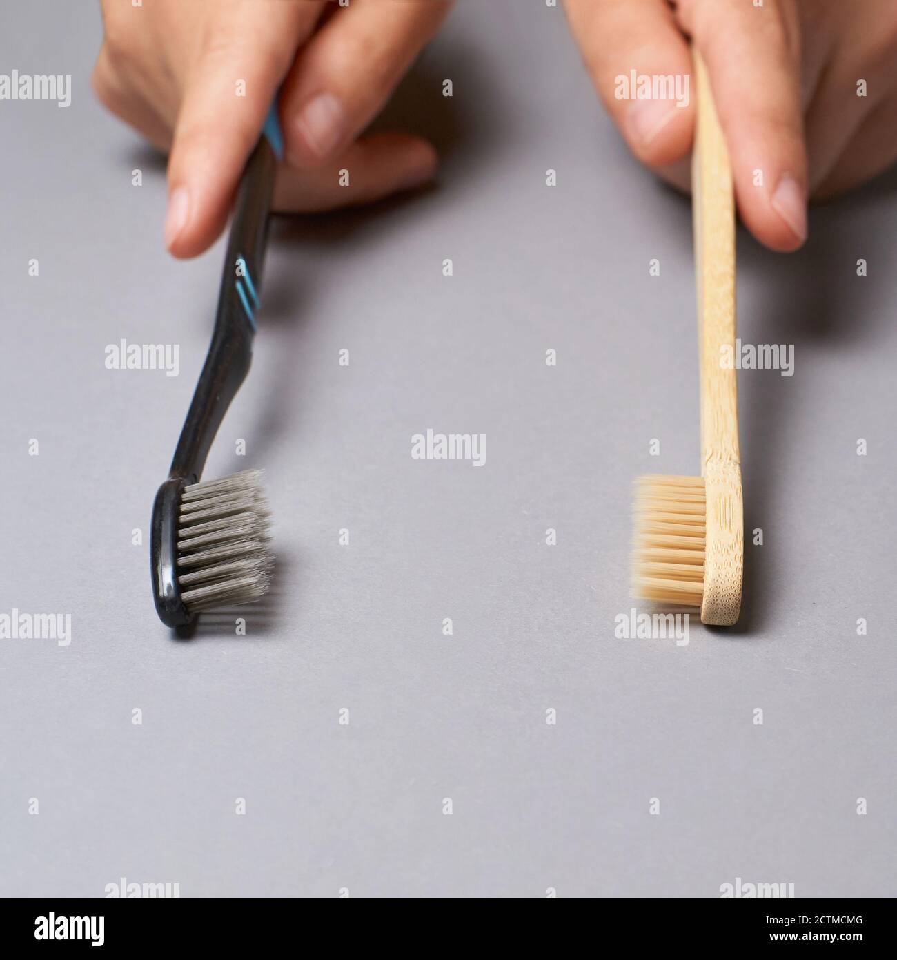 Zwei Arten von Zahnbürsten. Plaktische und umweltfreundliche Bambusbürste Stockfoto