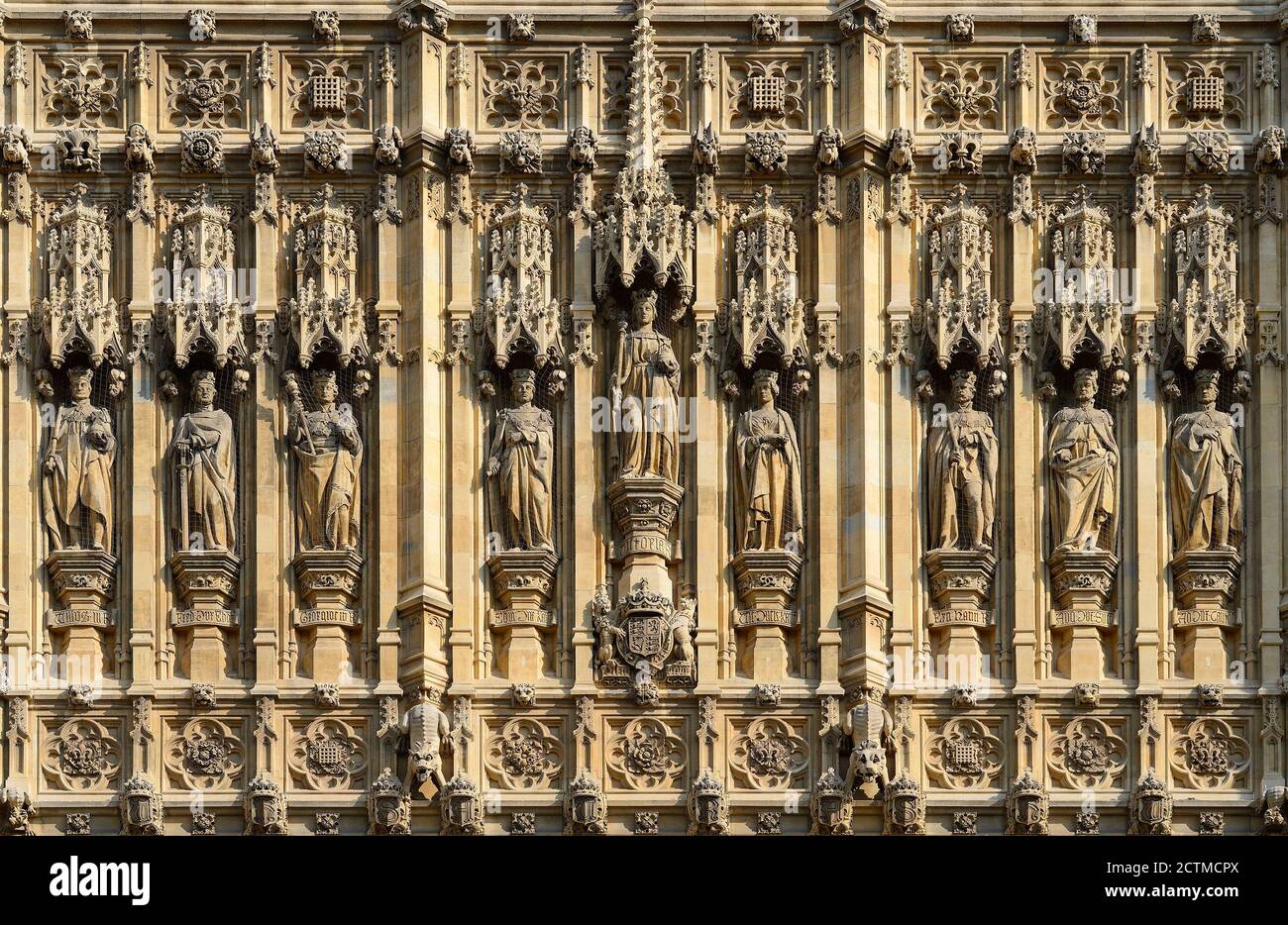 London, Großbritannien. Statuen über dem Eingang des Sovereign zu den Houses of Parliament unter dem Victoria Tower. Königin Victoria in der Mitte, flankiert von... Stockfoto