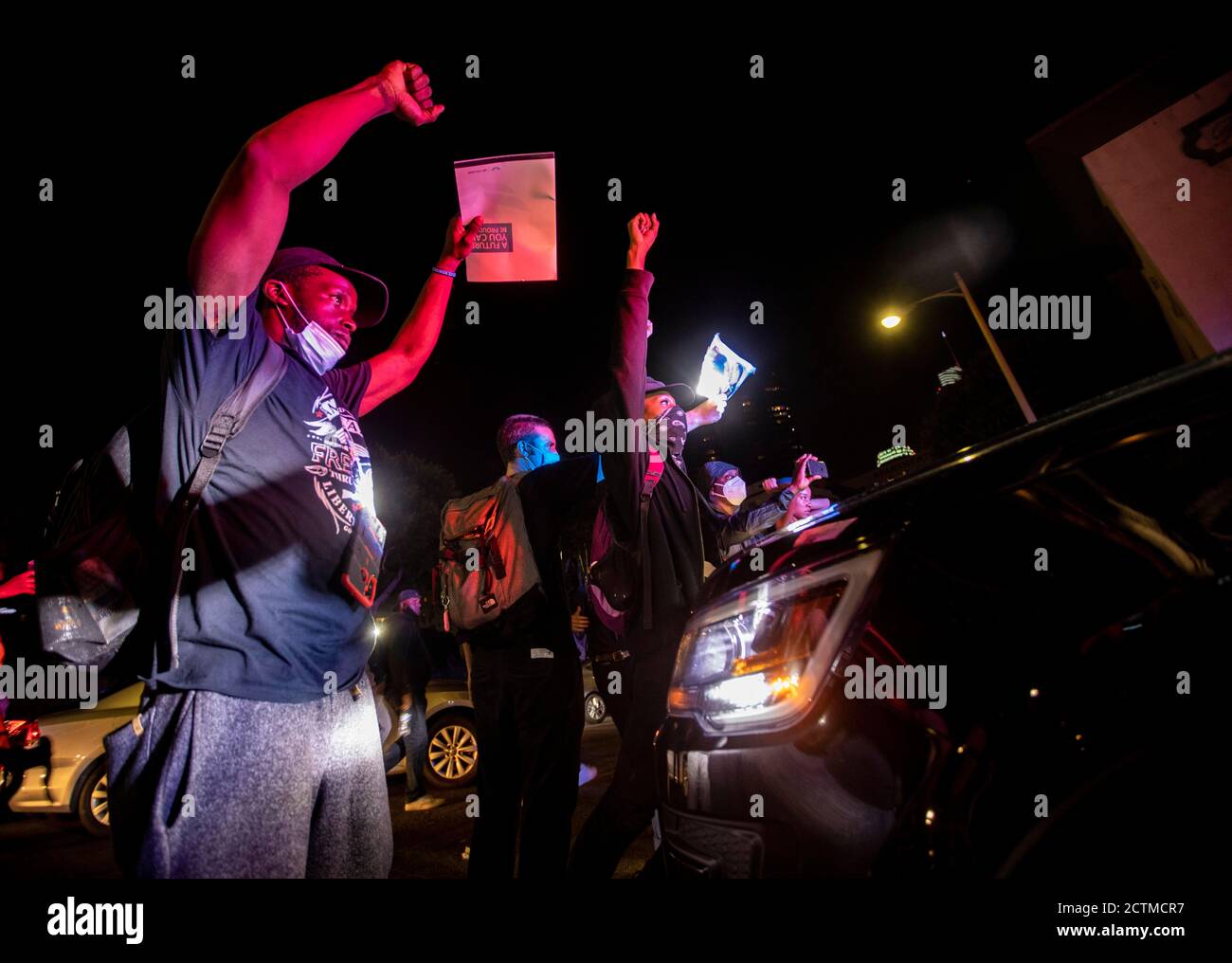 Los Angeles, Kalifornien, USA. September 2020. Demonstranten blockierten ein Polizeiauto in der Innenstadt von Los Angeles, als Hunderte marschierten, um gegen die Entscheidung im Fall Breonna Taylor zu protestieren. Quelle: Jill Connelly/ZUMA Wire/Alamy Live News Stockfoto