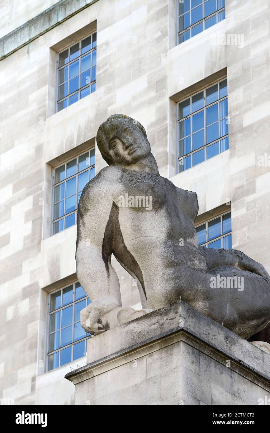 London, England, Großbritannien. Verteidigungsministerium : 'Wasser' - eine von zwei Statuen über dem Eingang der Horse Guards Avenue (mit 'Erde') von Sir Charles Wheeler ( Stockfoto
