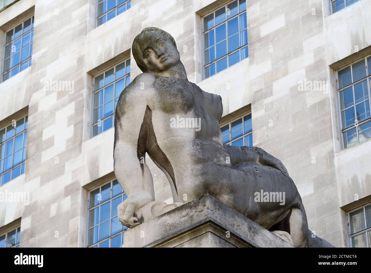 London, England, Großbritannien. Verteidigungsministerium in 'Wasser' - eine von zwei Statuen über dem Eingang der Horse Guards Avenue (mit 'Erde') von Sir Charles Wheeler Stockfoto