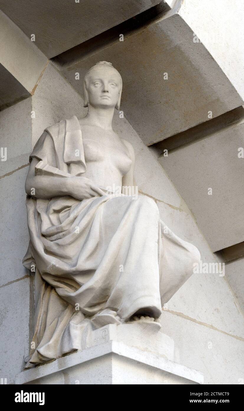 London, England, Großbritannien. Statue auf der façade der Anwaltskanzlei in der Chancery Lane 113. Detail: Allegorische Figur der Freiheit (Charles James .... Stockfoto