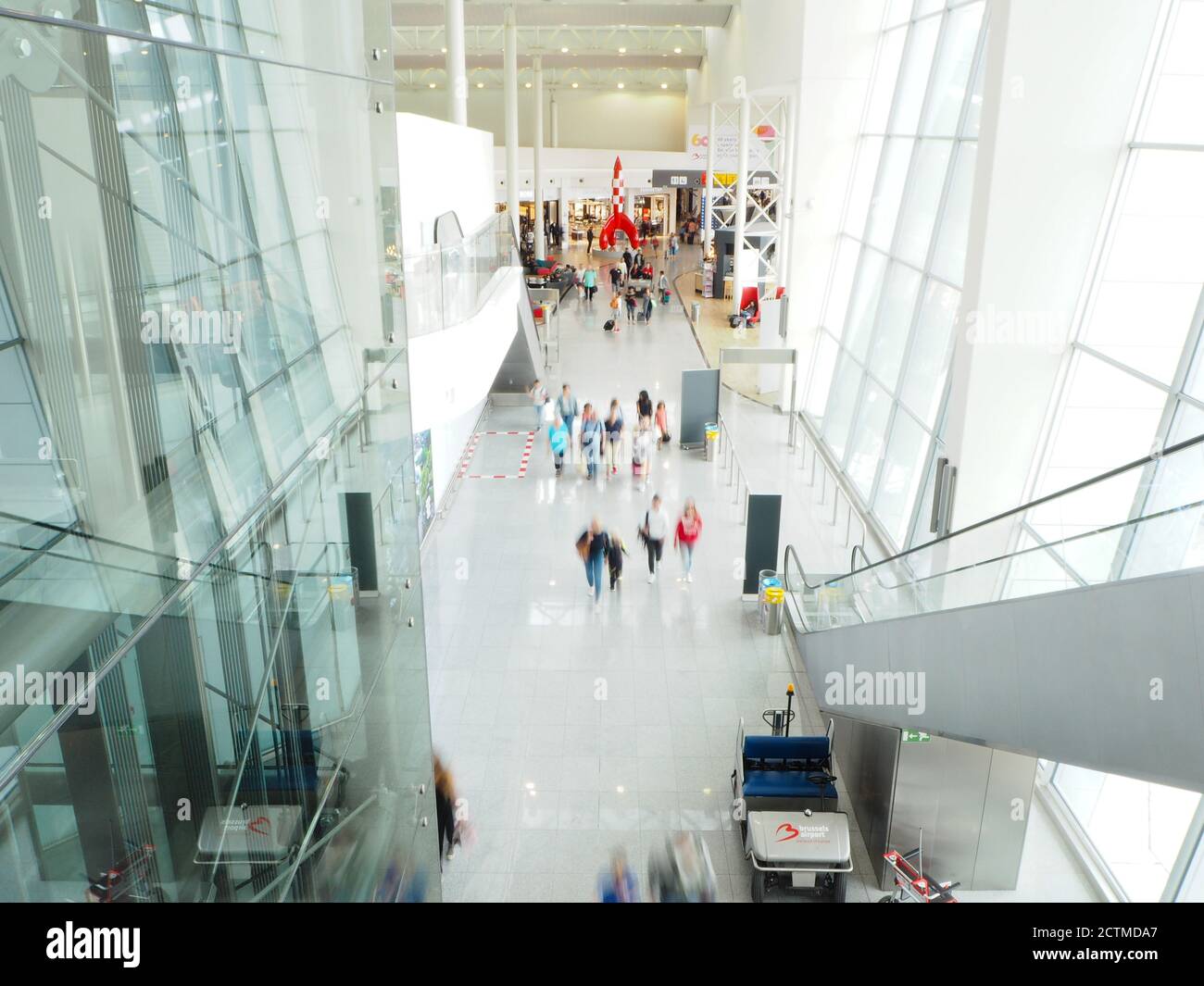 August 2018 - Flughafen Brüssel, Belgien: Blick auf das 2015 eröffnete Verbindungsgebäude zwischen Terminal A und dem Hauptflur von Brüssel ai Stockfoto August 2018 - Flughafen Brüssel, Belgien: Blick auf das 2015 eröffnete Verbindungsgebäude zwischen Terminal A und dem Hauptflur von Brüssel ai Stockfoto