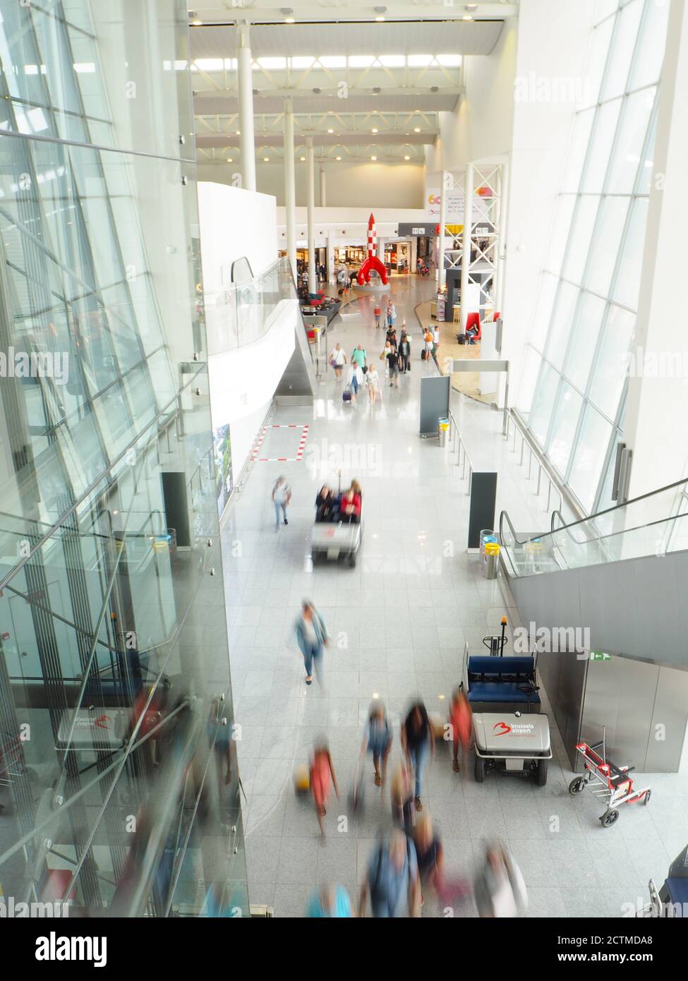 August 2018 - Flughafen Brüssel, Belgien: Blick auf das 2015 eröffnete Verbindungsgebäude zwischen Terminal A und dem Hauptflur von Brüssel ai Stockfoto August 2018 - Flughafen Brüssel, Belgien: Blick auf das 2015 eröffnete Verbindungsgebäude zwischen Terminal A und dem Hauptflur von Brüssel ai Stockfoto