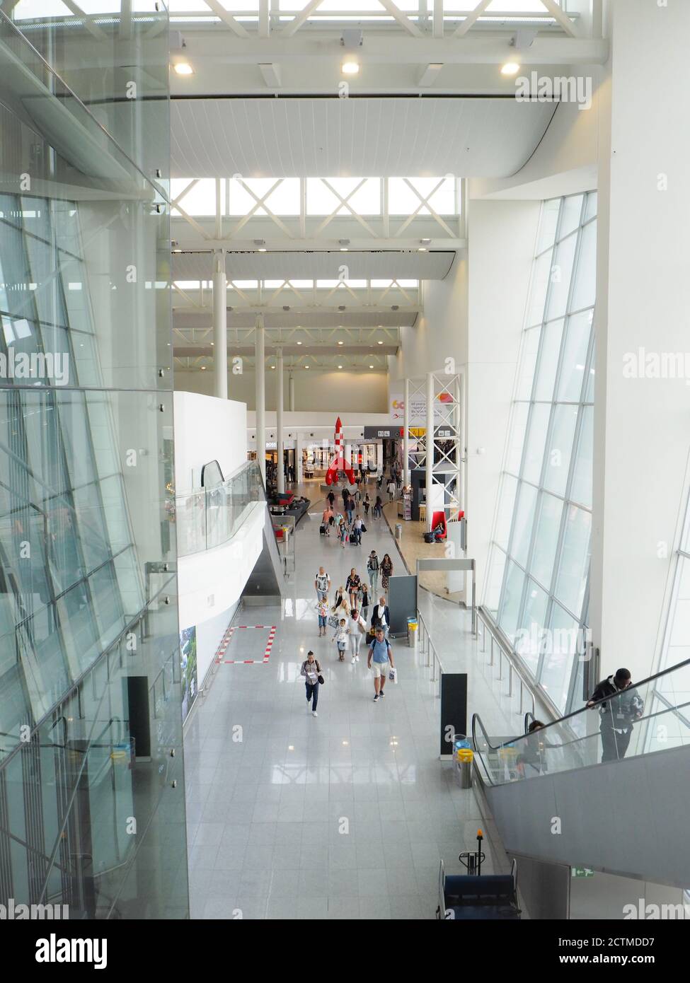 August 2018 - Flughafen Brüssel, Belgien: Blick auf das 2015 eröffnete Verbindungsgebäude zwischen Terminal A und dem Hauptflur von Brüssel ai Stockfoto
