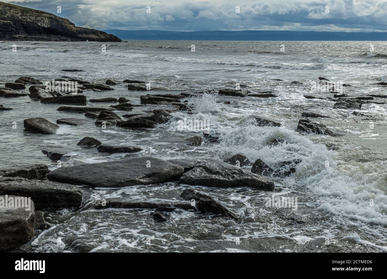 Dunraven Bay, auch bekannt als Southerndown Beach, an einem launischen und grauen Tag, an dem die Flut zurück in den Bristol Channel zurückkehrt. Glamorgan Heritage Coast. Stockfoto