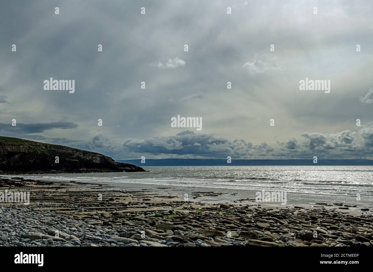 Dunraven Bay, auch bekannt als Southerndown Beach, an einem launischen und grauen Tag, an dem die Flut zurück in den Bristol Channel zurückkehrt. Glamorgan Heritage Coast. Stockfoto