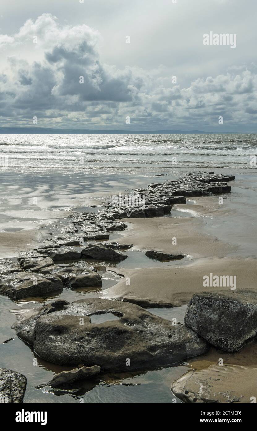 Dunraven Bay, auch bekannt als Southerndown Beach, an einem launischen und grauen Tag, an dem die Flut zurück in den Bristol Channel zurückkehrt. Glamorgan Heritage Coast. Stockfoto