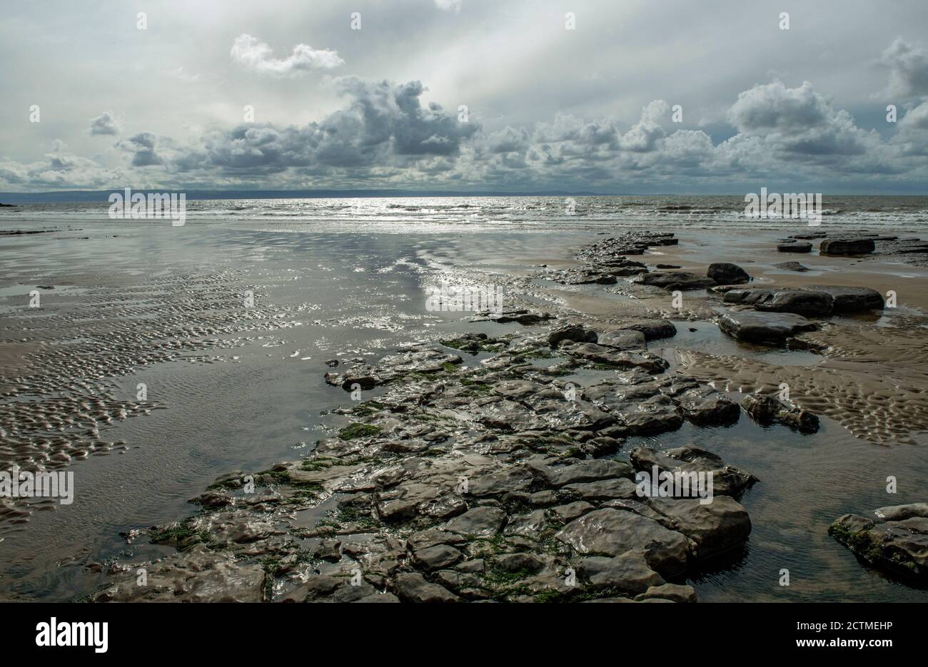 Dunraven Bay, auch bekannt als Southerndown Beach, an einem launischen und grauen Tag, an dem die Flut zurück in den Bristol Channel zurückkehrt. Glamorgan Heritage Coast. Stockfoto