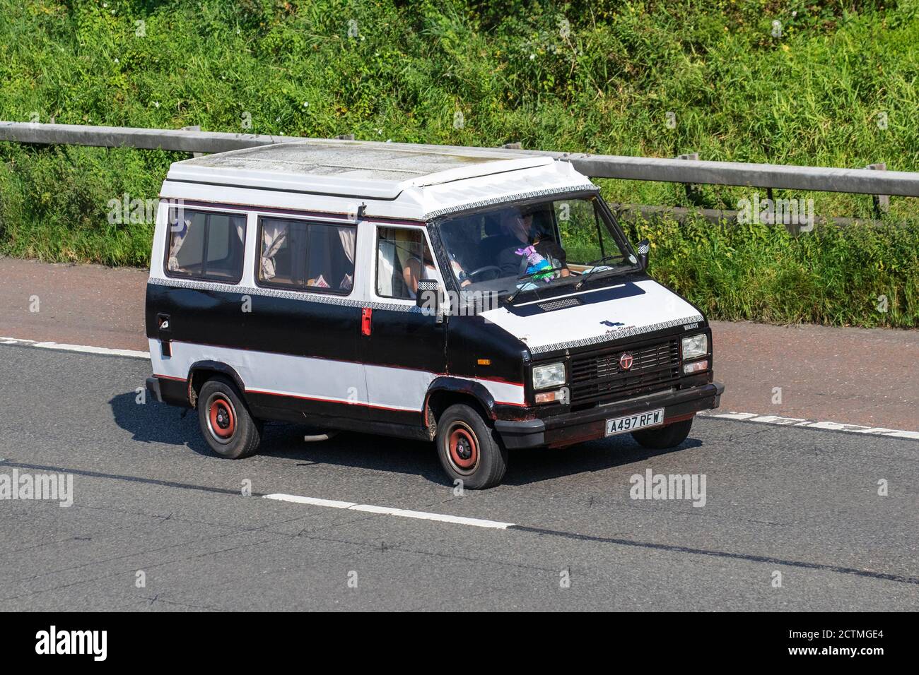 1983 Caravans und Reisemobile, Talbot Auto-Sleeper Campervans auf britischen Straßen, Wohnmobil-Freizeitfahrzeug, Familienurlaub, Caravanette Urlaub, Touring Caravan Urlaub, van Umbauten, Vanagon autohome, Leben auf der Straße, Stockfoto