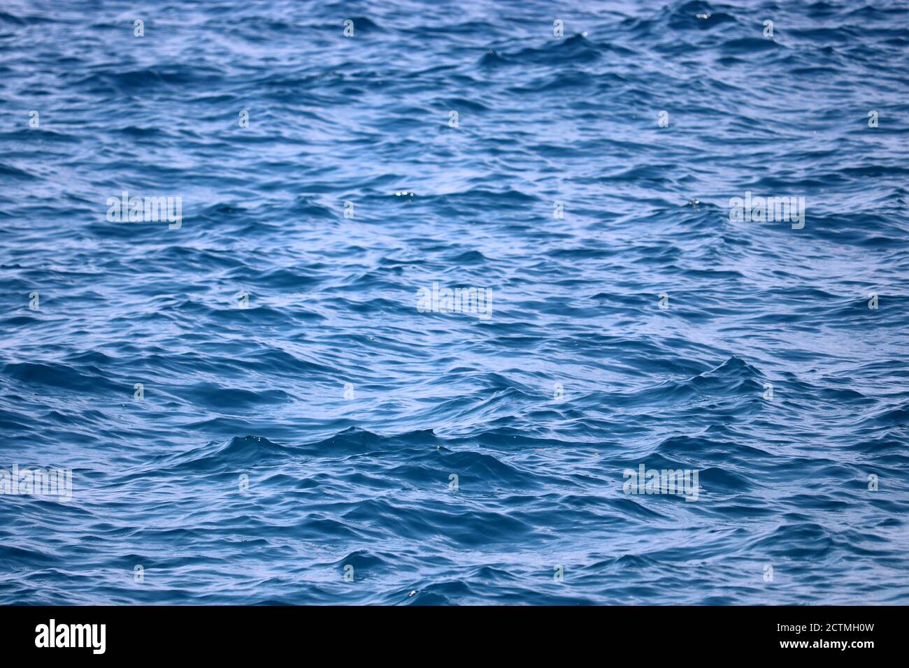 Wasseroberfläche des tiefblauen Meeres. Weiche Wellen Textur, Welligkeit Wasser für den Hintergrund Stockfoto