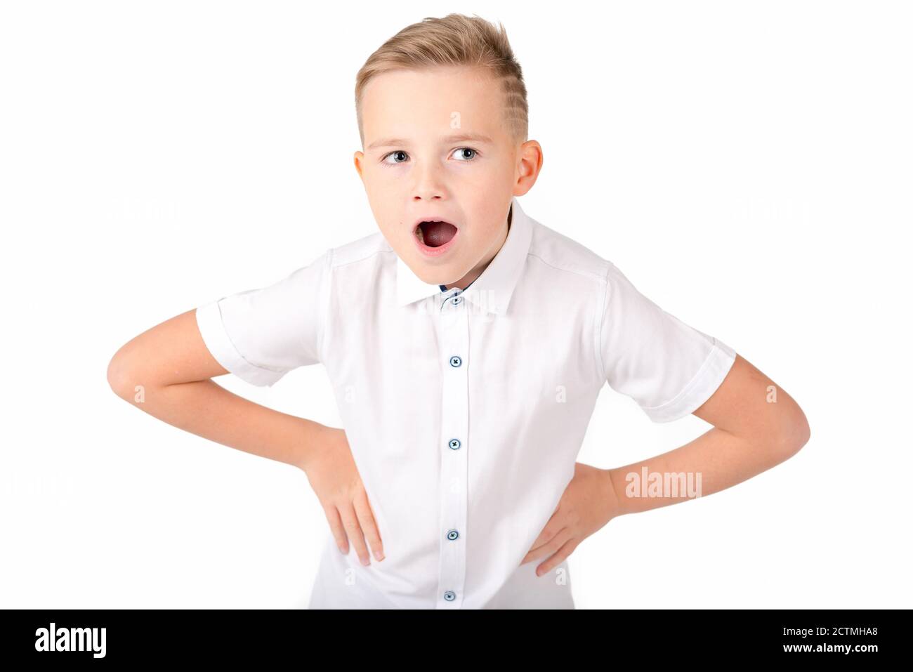 Portrait von freudigen 9 Jahre alten Jungen lachen und halten Mund weit offen suchen überrascht. Isoliert auf weißem Hintergrund.Junge Blick auf die Kamera. Stockfoto