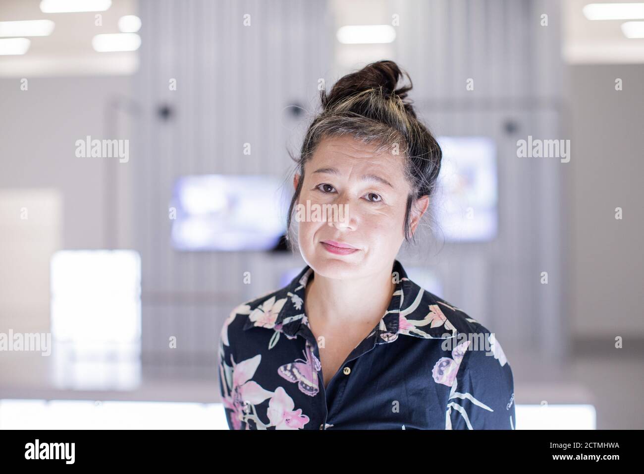 Düsseldorf, Deutschland. September 2020. Hito Steyerl, Künstler, aufgenommen in der Kunstsammlung K21. Steyerl ist eine der international einflussreichsten Medienkünstlerinnen und regt mit ihren soziokritischen Installationen die Kunstwelt an. Die Kunstsammlung Nordrhein-Westfalen widmet dem 54-jährigen Filmemacher und Autor bis zum 10. Januar 2021 unter dem Titel "I will Survive" eine umfassende Übersichtsschau. Die Ausstellung ist eine deutsch-französische Kooperation. Quelle: Rolf Vennenbernd/dpa/Alamy Live News Stockfoto