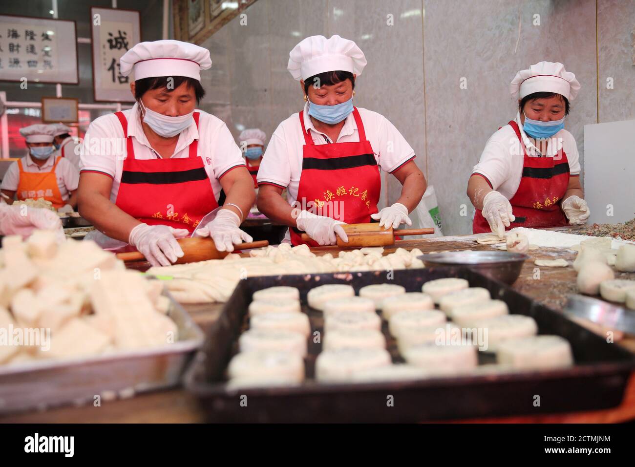 Huaian, Huaian, China. September 2020. AnhuiÃ¯Â¼Å'CHINA-EIN Arbeiter stellt handgemachte duftende Ölmooncakes in der Stadt Linhuan, Bezirk Suixi, Stadt Huaibei, Provinz Anhui, 21. September 2020.als das Mittherbstfest naht, sind die traditionellen handgefertigten Sesamöl-Mondkuchen in der Altstadt von Linhuan, Bezirk Suixi, Stadt Huaibei, Provinz Anhui, in die rege Verkaufssaison eingetreten. Die alten Sesamöl Mondkuchen mit dem Einfallsreichtum der linhuan Handwerker sind gut verkaufen im ganzen Land mit Hilfe von E-Commerce. Linhuan Town, Suixi County, Huaibei City ist eine tausend Jahre alte Stadt mit einem lo Stockfoto