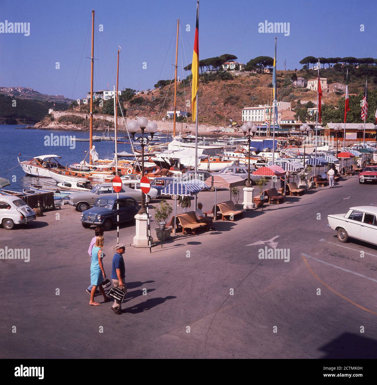 60er Jahre, Bild aus dieser Zeit des Kais am Hafen von Porto Azzurro, Insel Elba, Toskana, Italien. Stockfoto