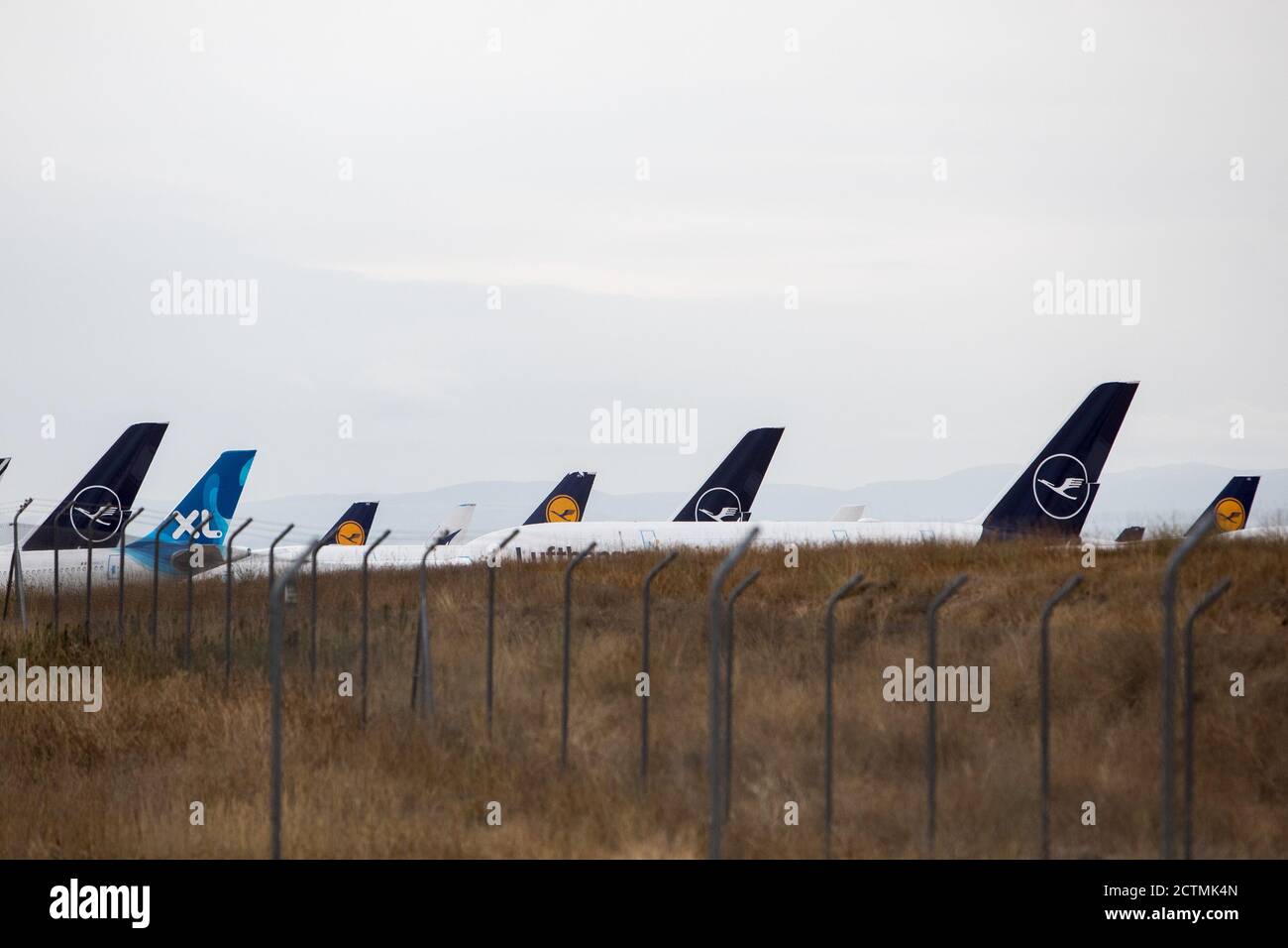 Teruel, Spanien. September 2020. Lufthansa-Flugzeuge sind am Flughafen Teruel geparkt. Der Flughafen Teruel wird als großer Parkplatz für Flugzeuge verschiedener internationaler Fluggesellschaften genutzt, deren Flugverkehr durch die Corona-Pandemie drastisch reduziert wurde. Kredit: Javier Escriche/dpa/Alamy Live Nachrichten Stockfoto