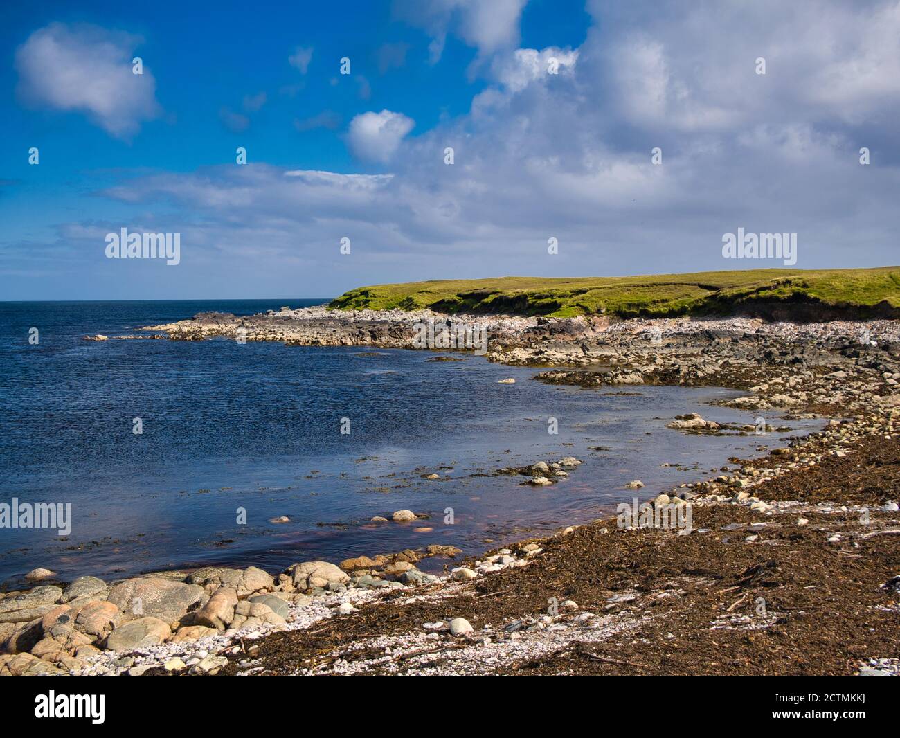 Der unberührte, menschenleere, felsige Strand von Salt Wick an einem ruhigen Sommertag - in der Nähe von Aywick an der Ostküste der Insel Yell in Shetland, Großbritannien. Stockfoto