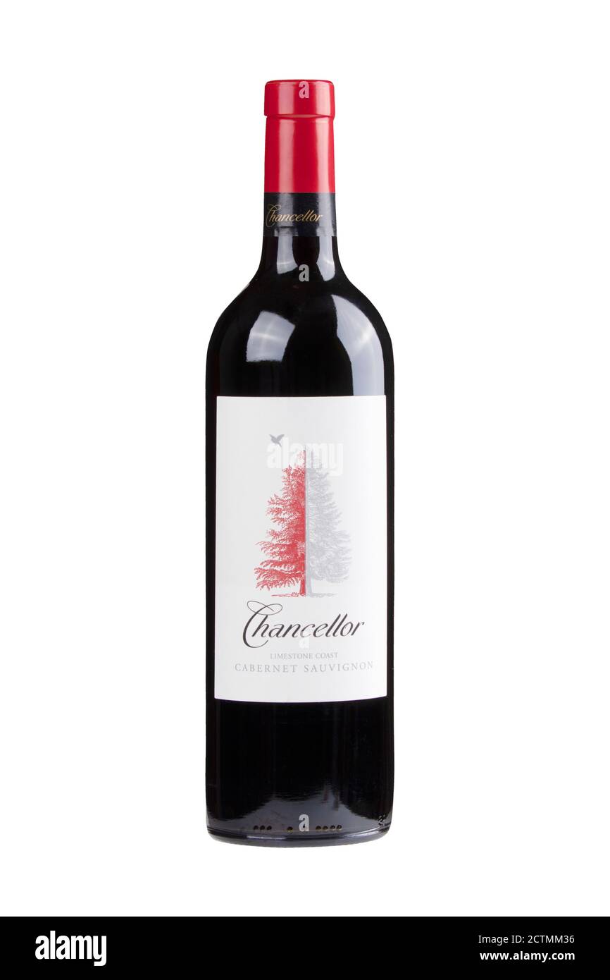 Guilin, China 8. März 2020 EINE Flasche Chancellor Cabernet Sauvignon. Ein aus Australien importierter Rotwein, isoliert auf weißem Hintergrund Stockfoto